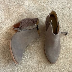 Vionic Anne Bootie Taupe Stacked Heel Zip, size  7
